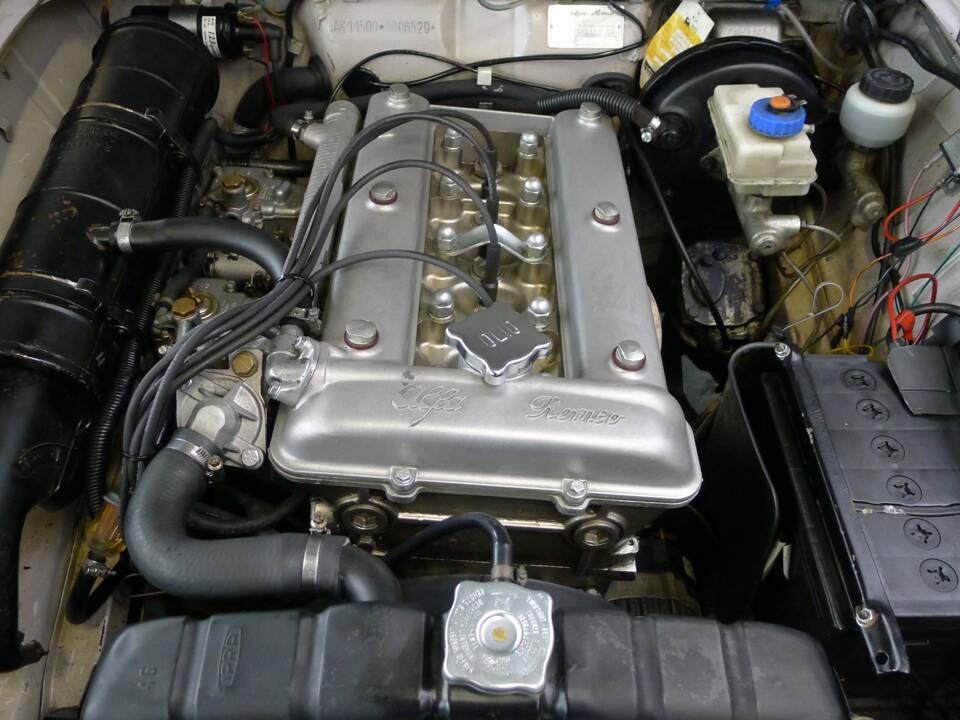 Image 2/34 of Alfa Romeo Giulia Nuova Super 1600 (1974)
