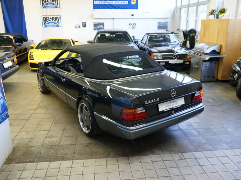 Immagine 22/30 di Mercedes-Benz 320 CE (1993)