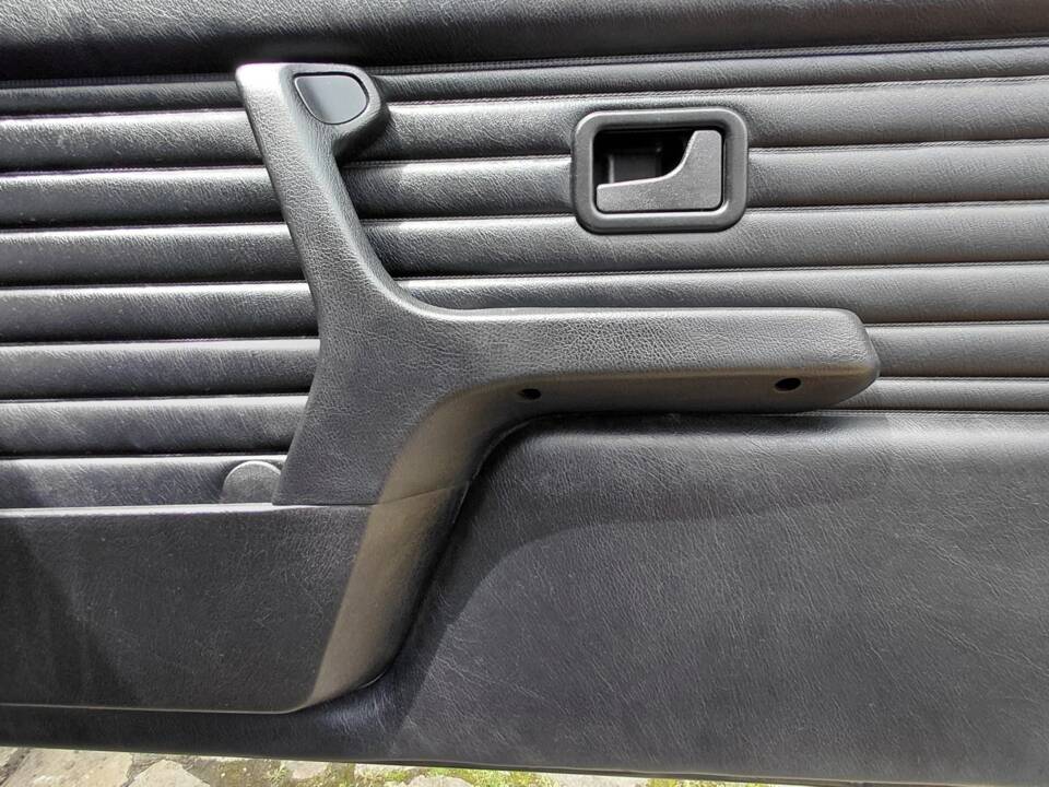Immagine 13/53 di BMW 320i (1989)