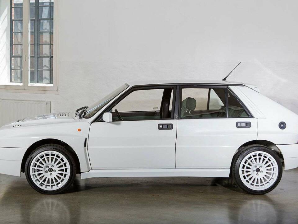 Image 2/20 de Lancia Delta HF Integrale Evoluzione I (1992)