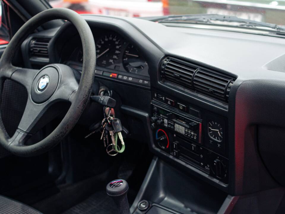 Image 12/38 of BMW 325i (1986)