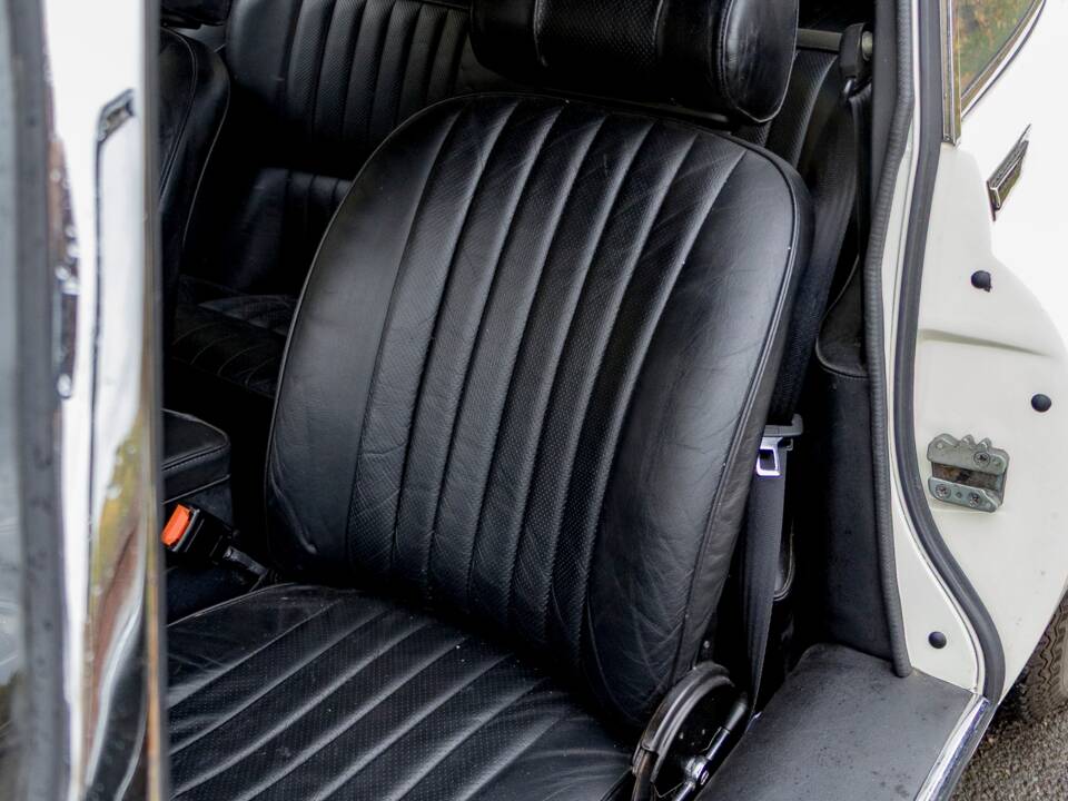 Image 37/50 de Jaguar Type E V12 (2+2) (1972)