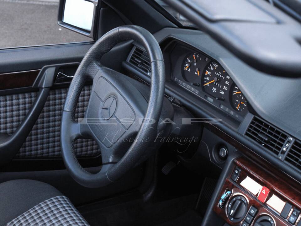 Bild 28/31 von Mercedes-Benz E 200 (1996)