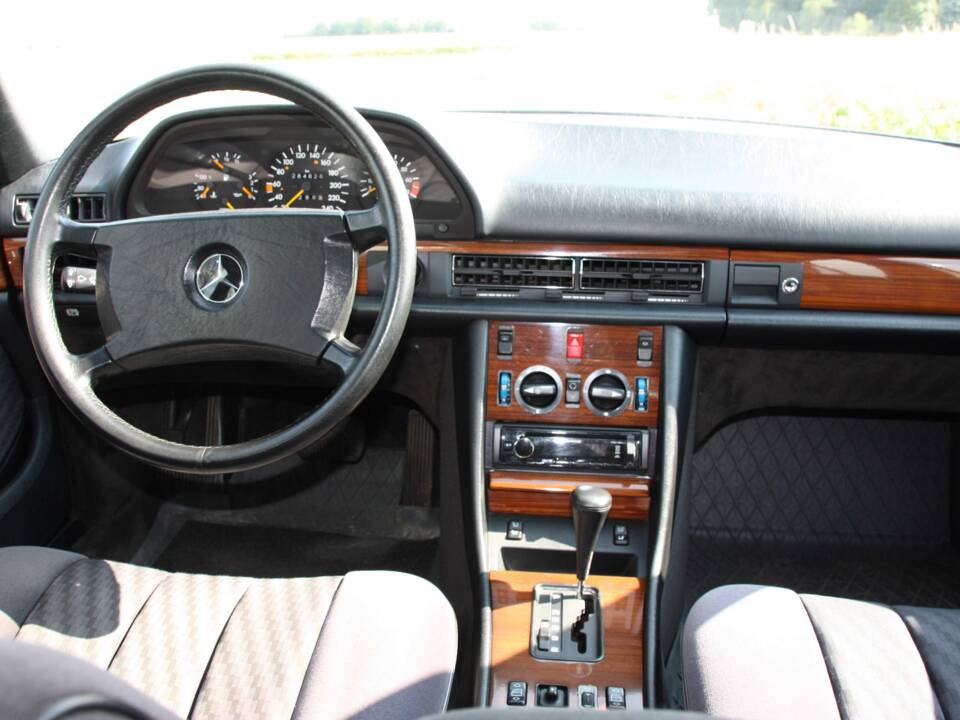 Bild 7/7 von Mercedes-Benz 260 SE (1989)