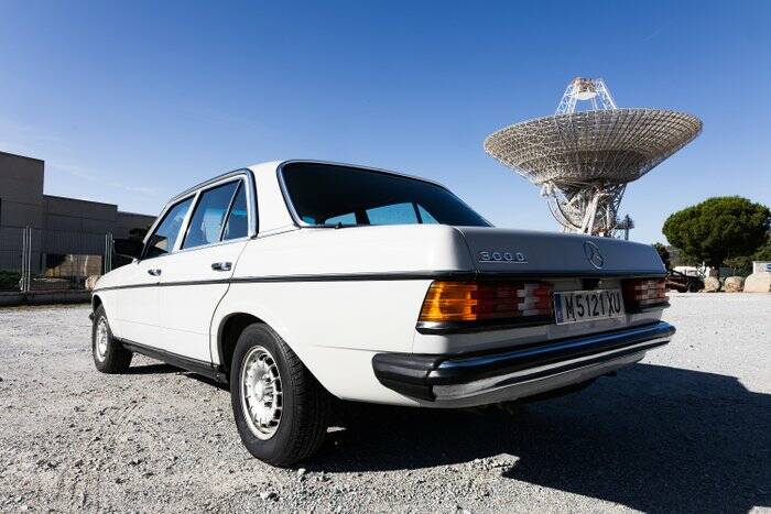 Image 5/7 de Mercedes-Benz 300 D (1983)