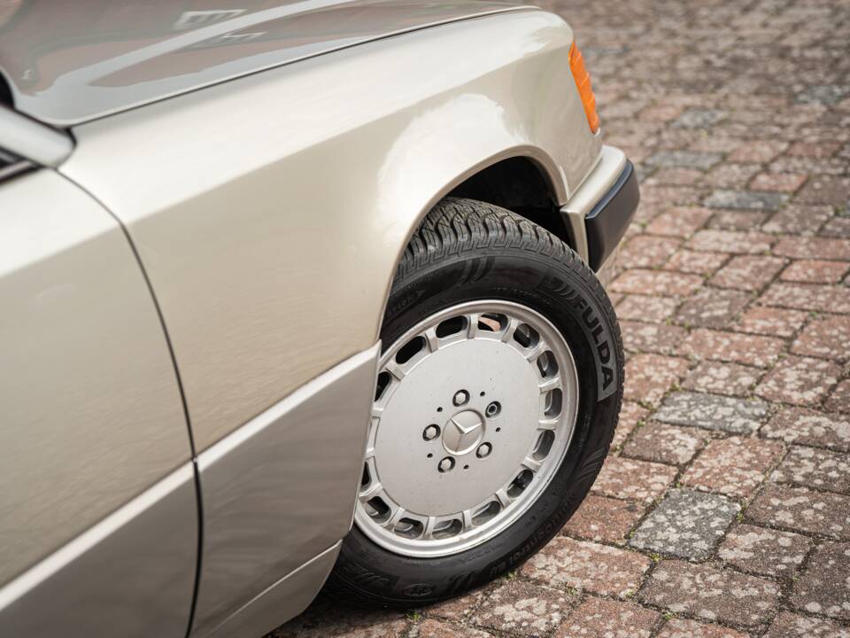 Afbeelding 2/63 van Mercedes-Benz 230 CE (1988)