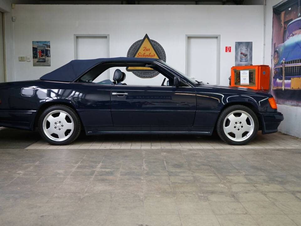 Image 31/33 of Mercedes-Benz 300 CE-24 (1993)