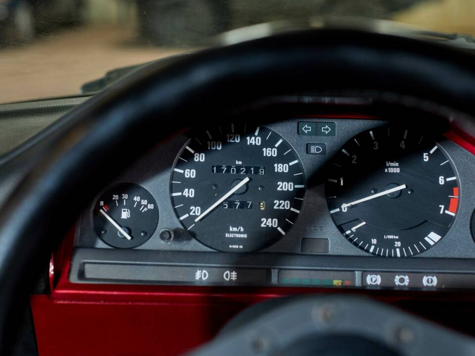 Image 33/45 of BMW 320i (1990)