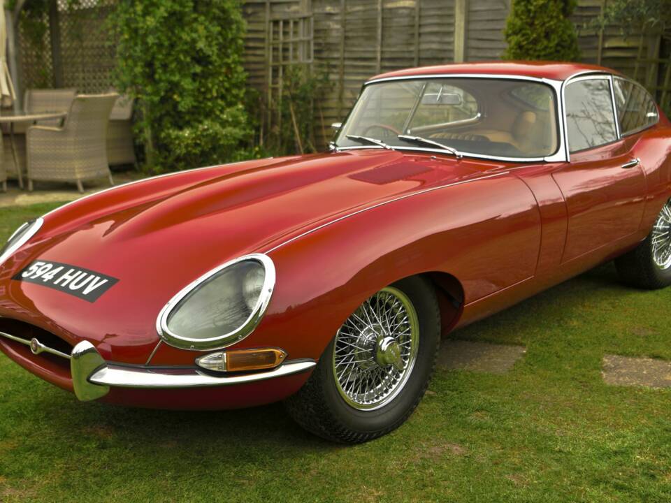 Image 6/50 de Jaguar E-Type (1968)