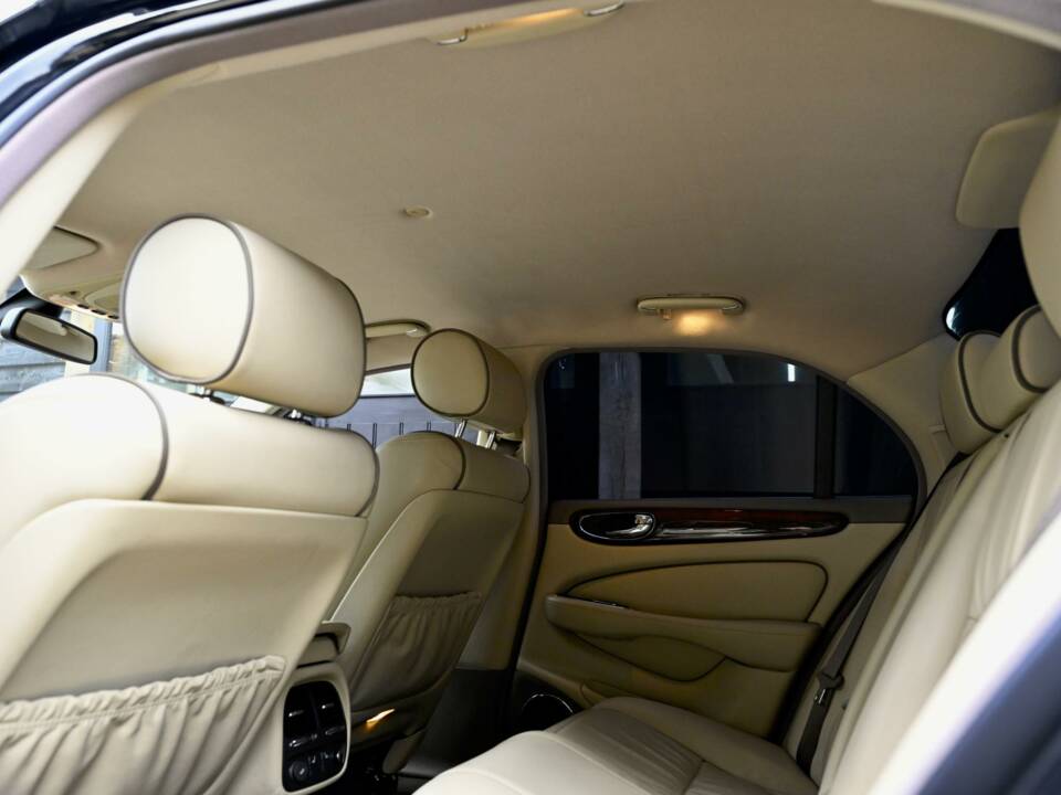 Image 28/50 of Jaguar XJ 8 4.2 (2006)