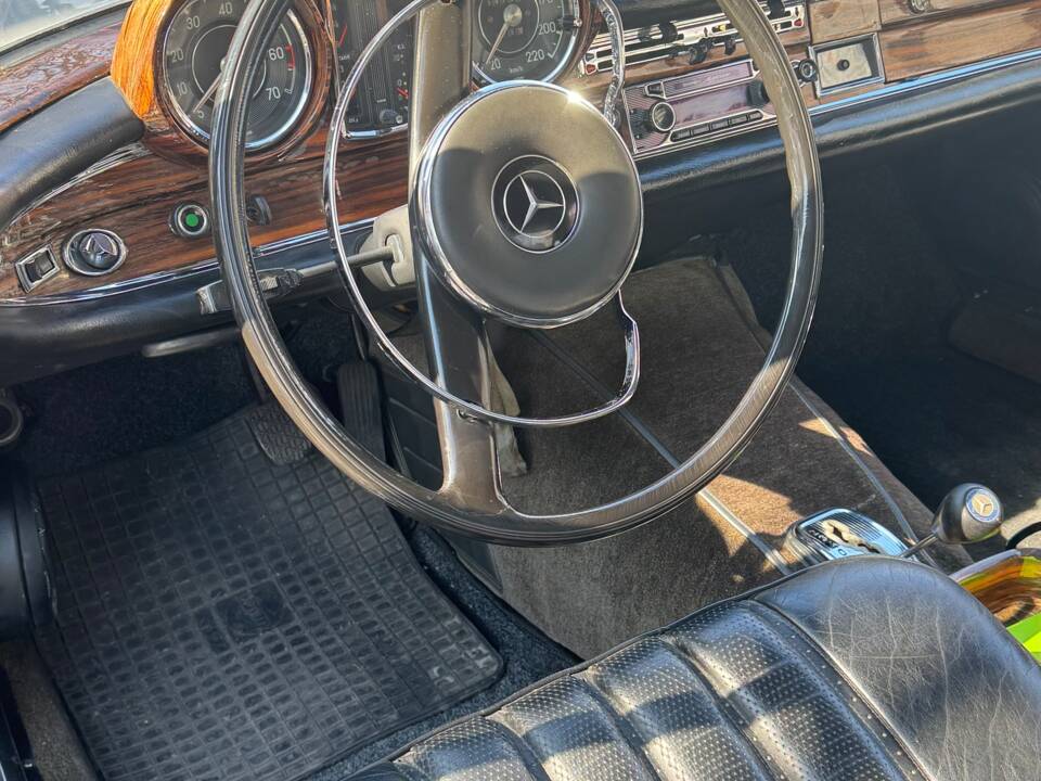 Image 24/37 de Mercedes-Benz 250 SE (1966)