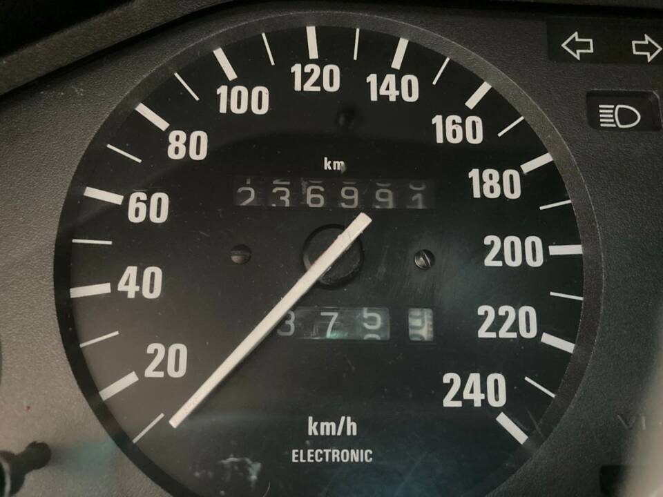 Image 14/34 de BMW 325i (1987)