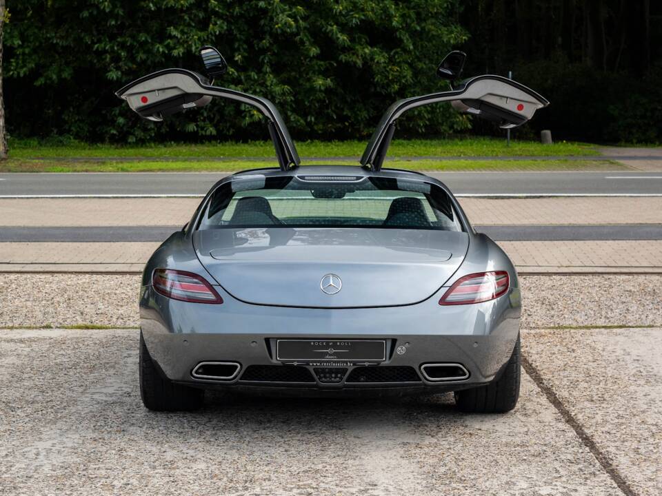 Image 15/32 of Mercedes-Benz SLS AMG (2011)