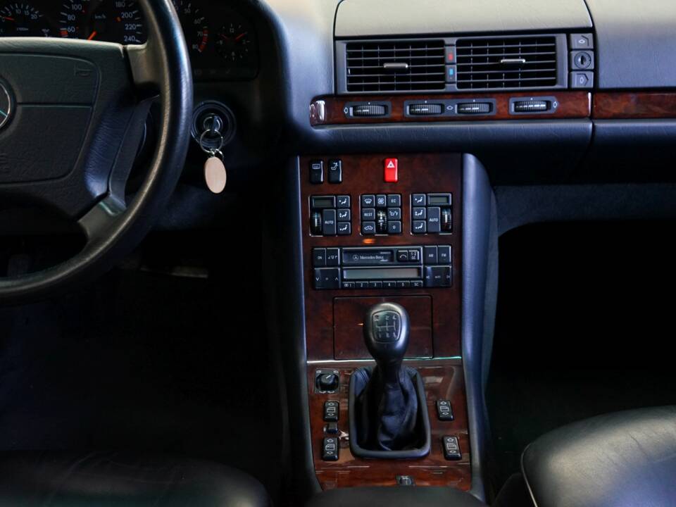 Immagine 23/36 di Mercedes-Benz 300 SE (1992)