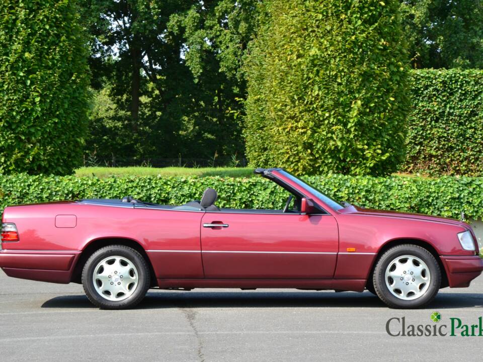 Bild 17/50 von Mercedes-Benz E 200 (1994)