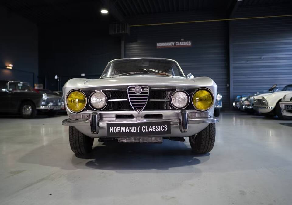 Image 2/27 of Alfa Romeo 1750 GT Veloce (1970)
