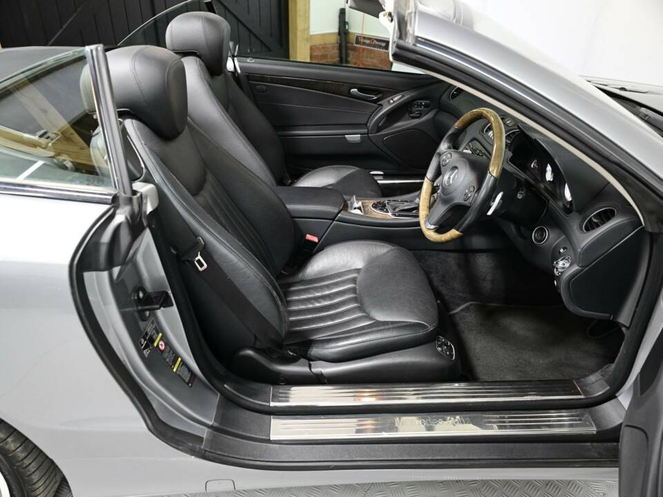 Image 37/50 of Mercedes-Benz SL 500 (2008)