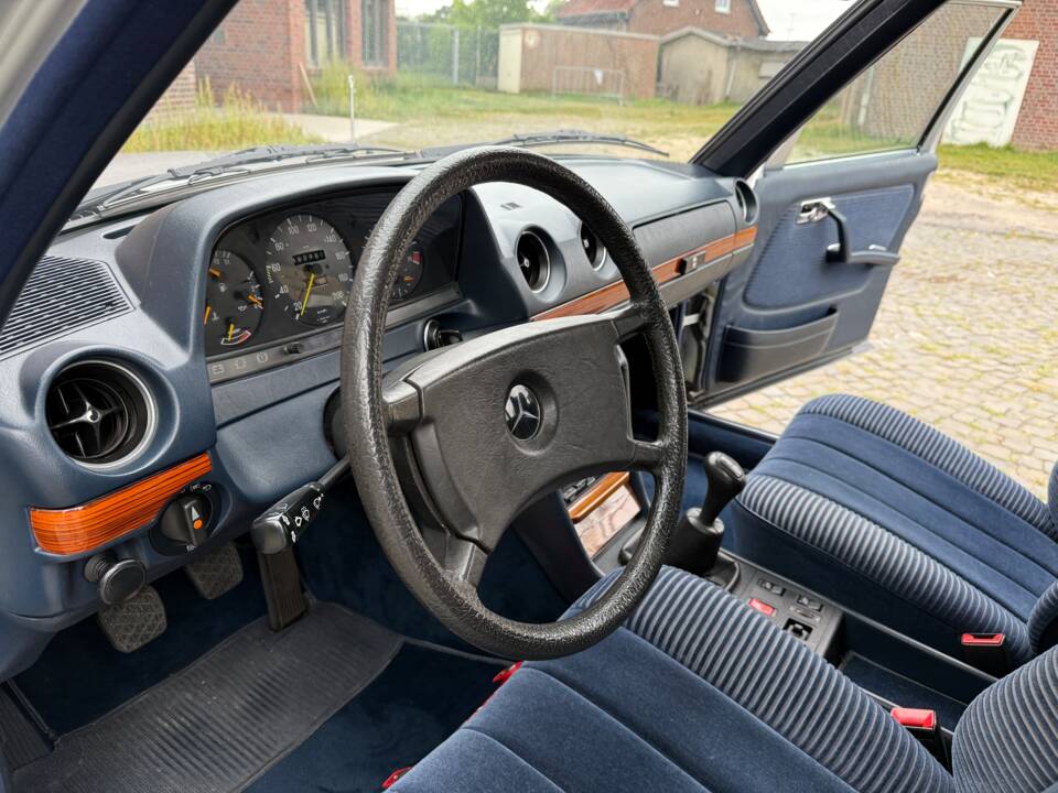Bild 18/34 von Mercedes-Benz 250 lang (1983)