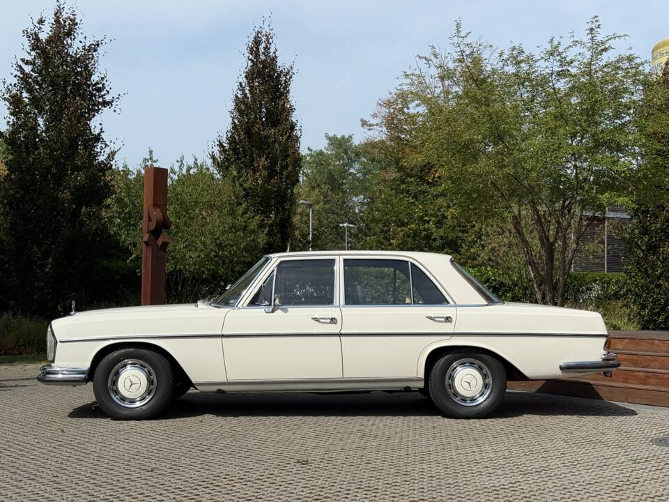 Image 3/54 de Mercedes-Benz 280 SE 3,5 (1970)