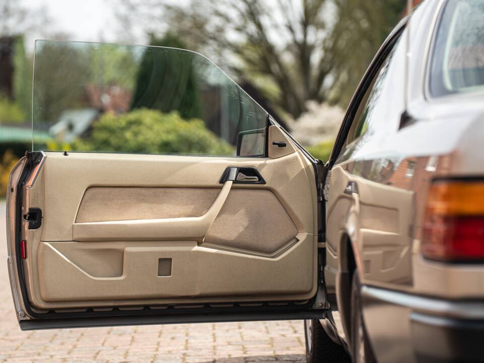 Afbeelding 21/63 van Mercedes-Benz 230 CE (1988)