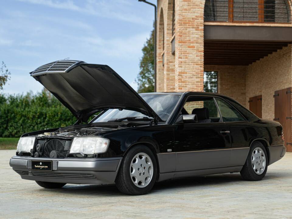 Immagine 41/48 di Mercedes-Benz 200 CE (1990)