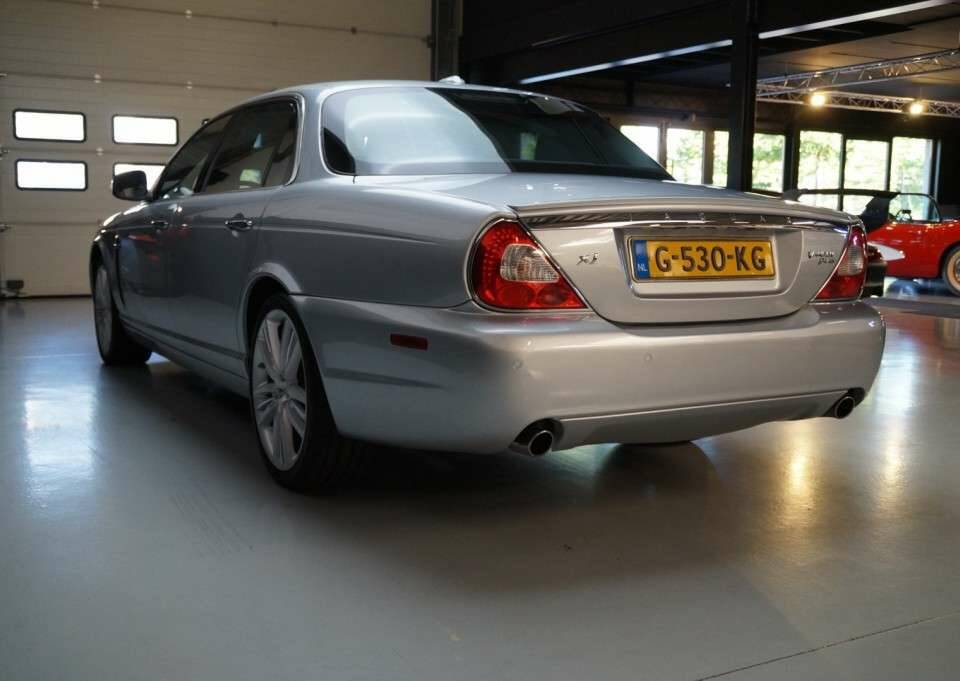 Image 34/50 of Jaguar XJ 8 4.2 (2007)