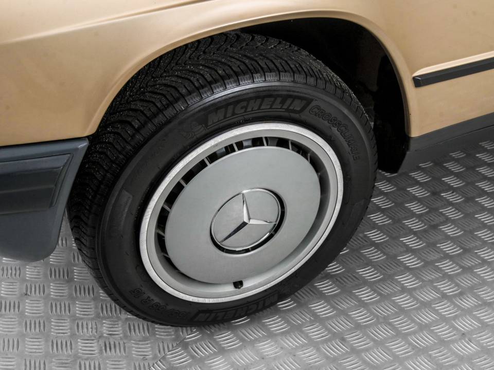 Immagine 26/50 di Mercedes-Benz 190 D (1986)