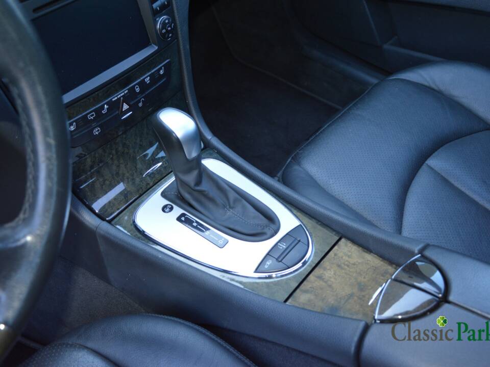 Image 40/50 of Mercedes-Benz E 500 T (2004)