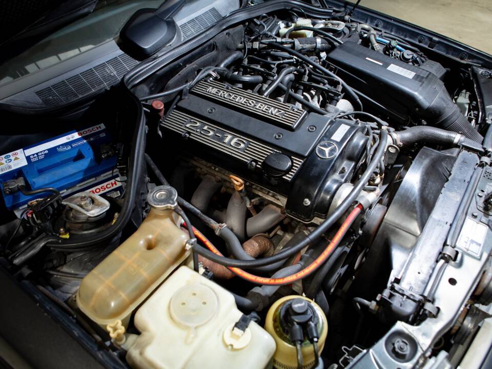 Image 19/23 de Mercedes-Benz 190 E 2.5-16 (1989)