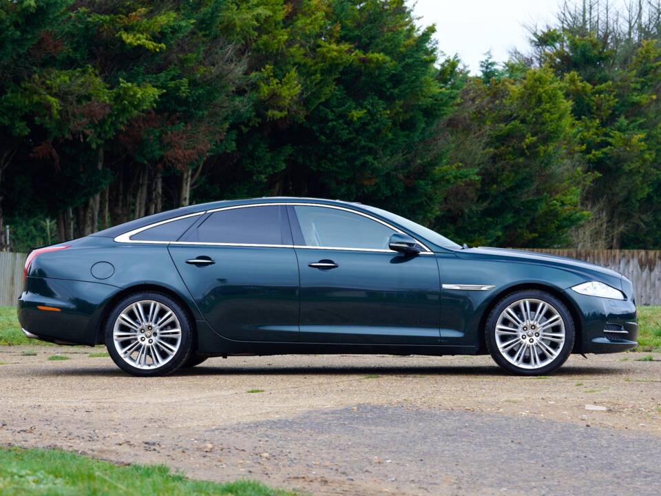 Image 2/50 of Jaguar XJ 5.0 (2010)