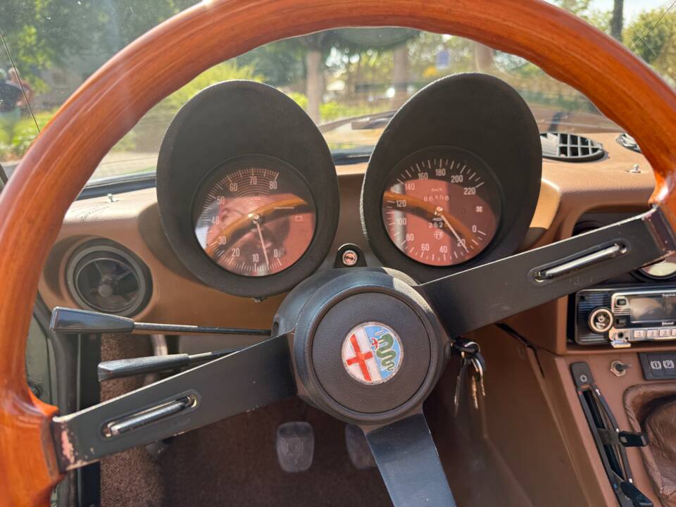 Bild 28/34 von Alfa Romeo 2.0 Spider (1985)