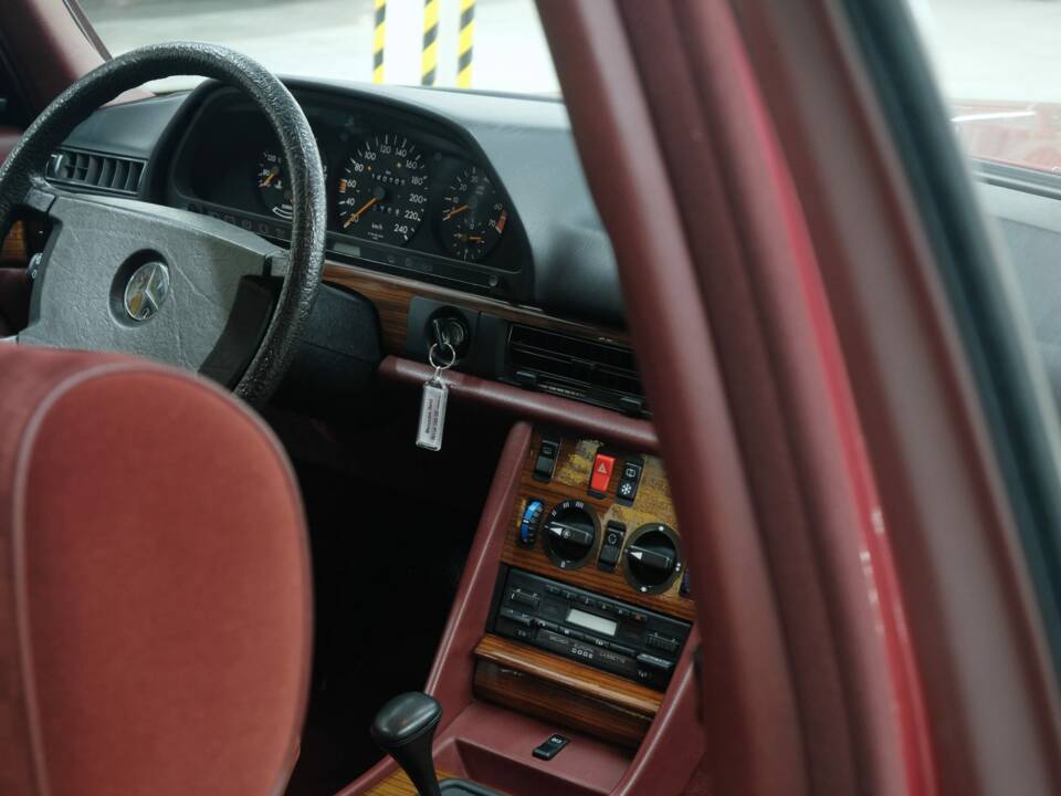 Bild 37/50 von Mercedes-Benz 260 SE (1990)