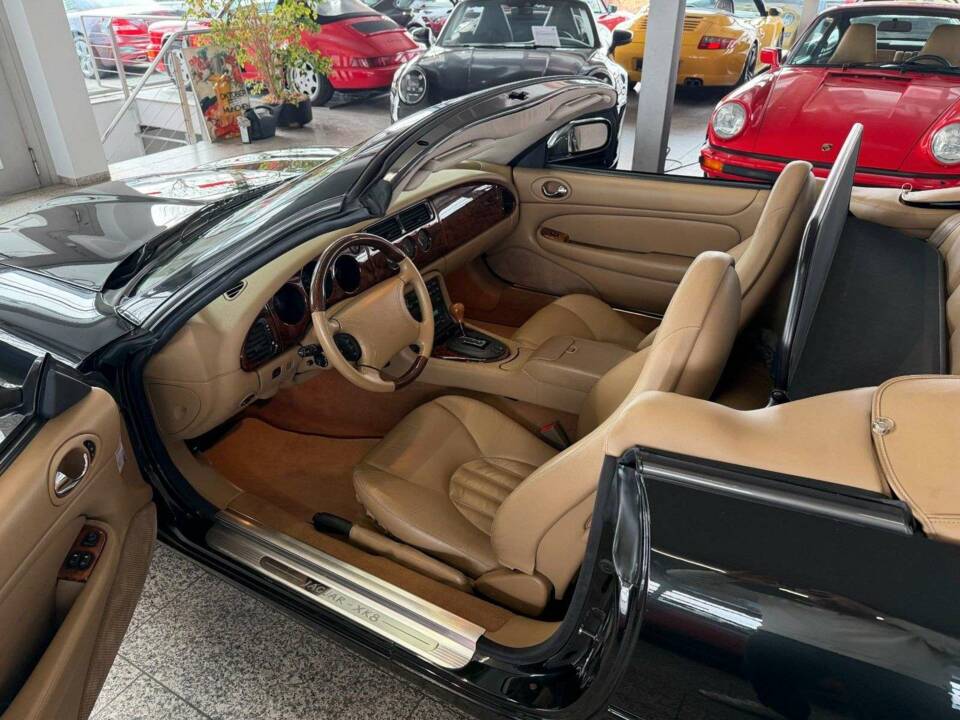 Image 29/34 of Jaguar XK8 4.0 (1997)