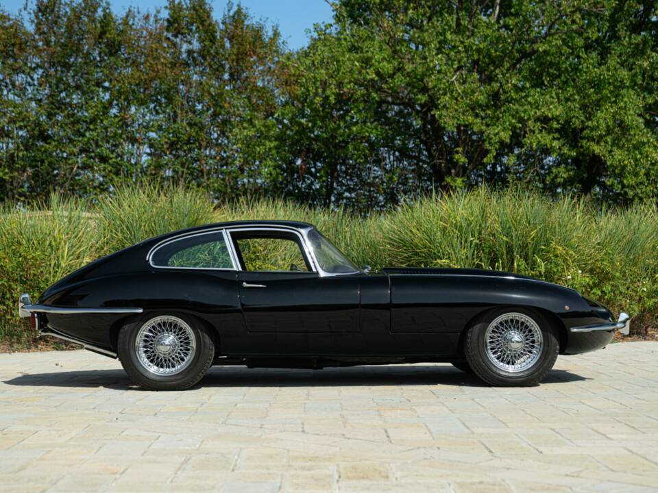 Image 5/50 de Jaguar E-Type (1968)