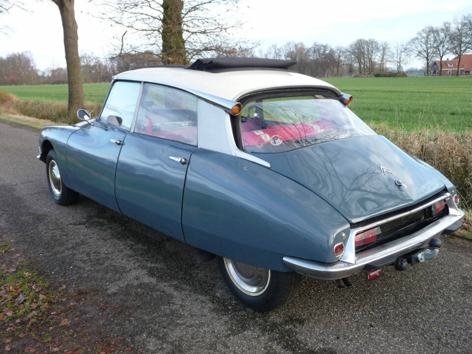 Image 3/5 of Citroën ID 19 (1969)