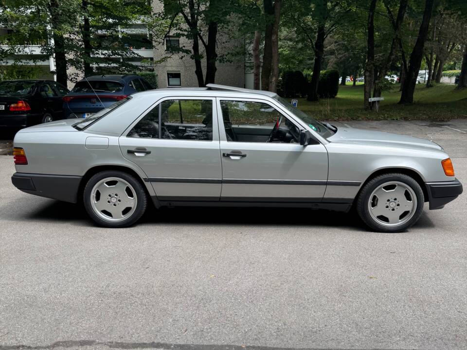 Image 3/32 of Mercedes-Benz 230 E (1987)