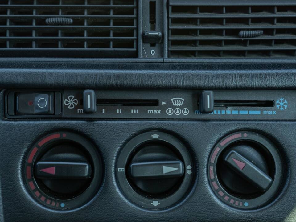 Imagen 44/50 de Mercedes-Benz 190 E (1988)