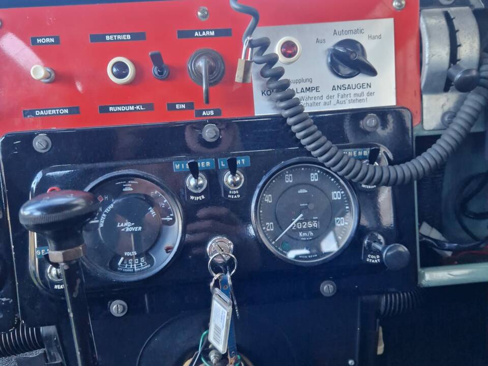 Image 8/54 of Land Rover 109 (1970)