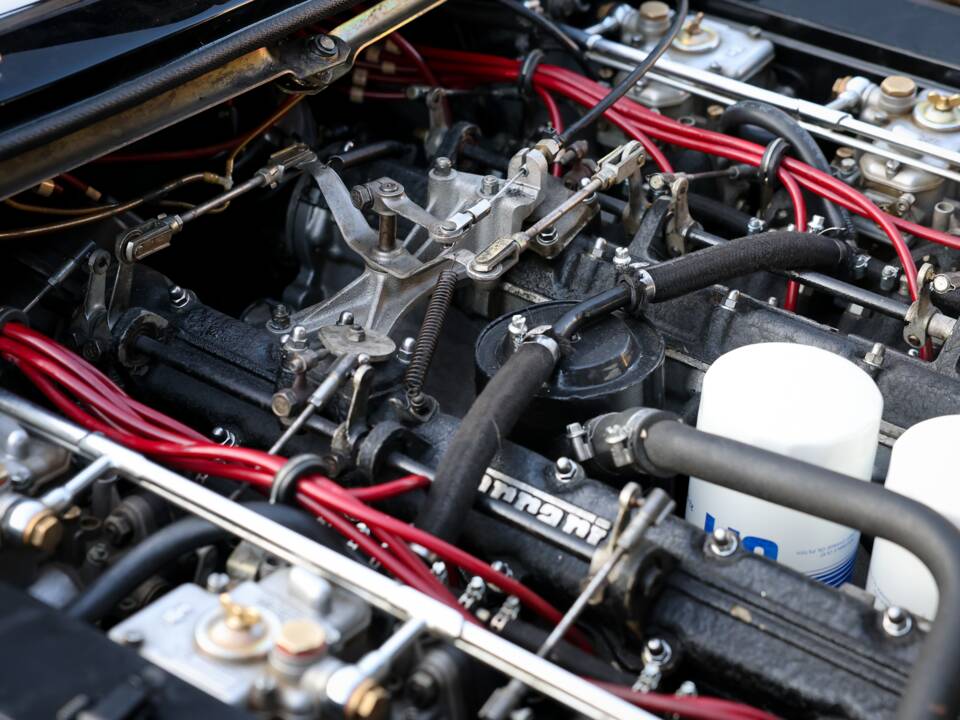 Image 27/32 of Ferrari 400 GT (1977)