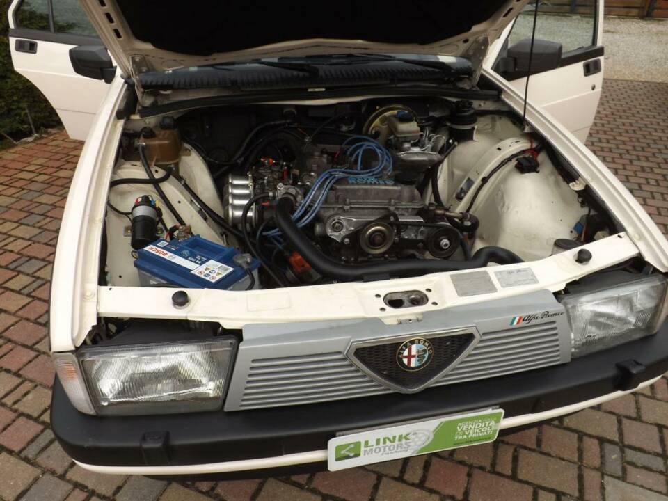 Image 38/50 de Alfa Romeo 75 2.0 (1986)