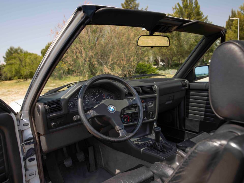 Image 44/70 of BMW 320i (1990)