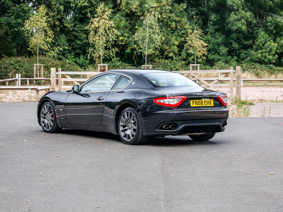 Image 23/43 of Maserati GranTurismo 4.2 (2008)