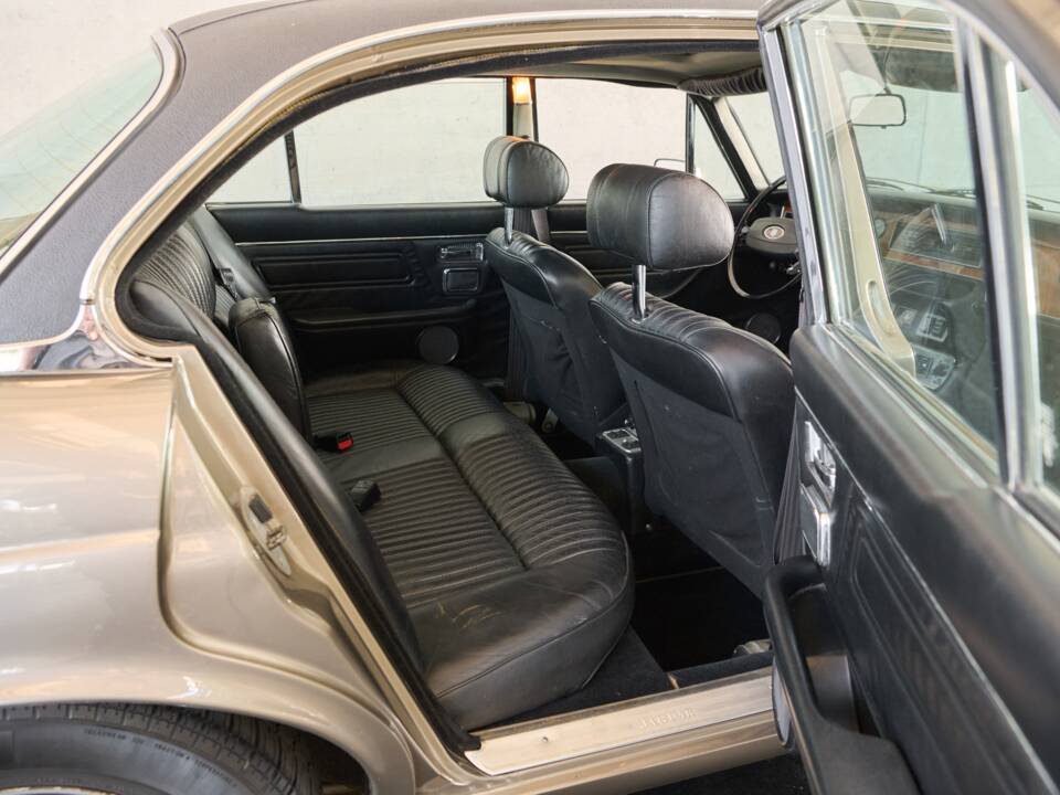 Bild 49/50 von Jaguar XJ 6 L 4.2 (1975)