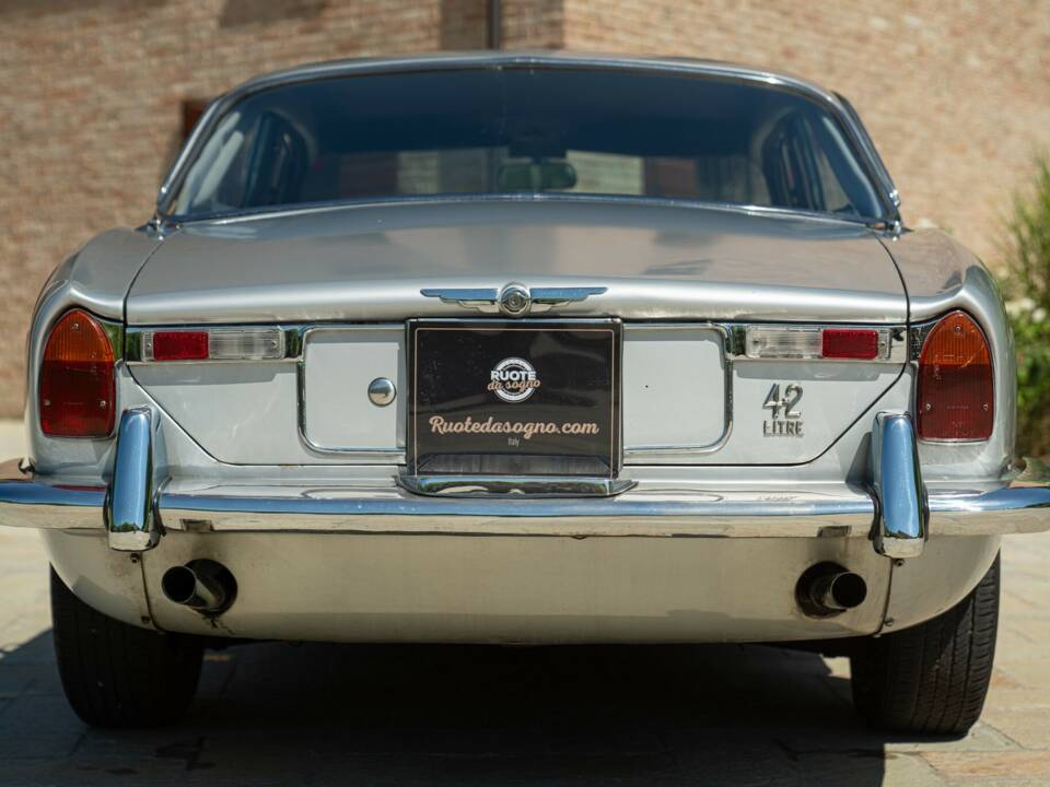 Image 16/50 of Jaguar XJ 6 4.2 (1970)