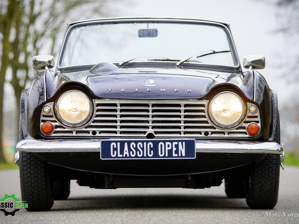 Image 2/37 of Triumph TR 4 (1965)