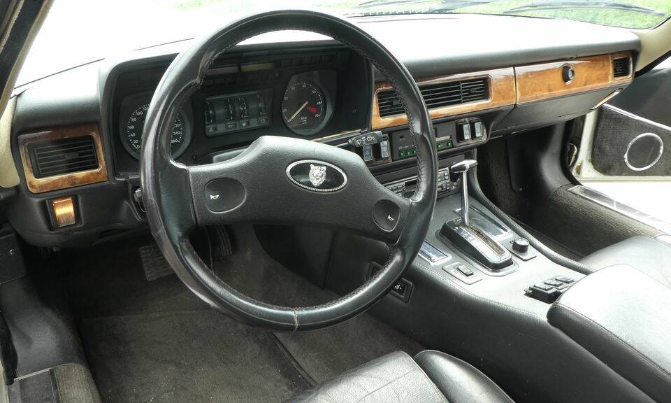 Image 2/8 of Jaguar XJS 5.3 V12 (1989)