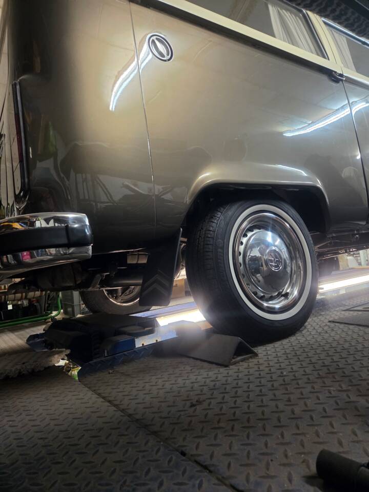 Imagen 9/13 de Volkswagen T2b minibus L (1979)