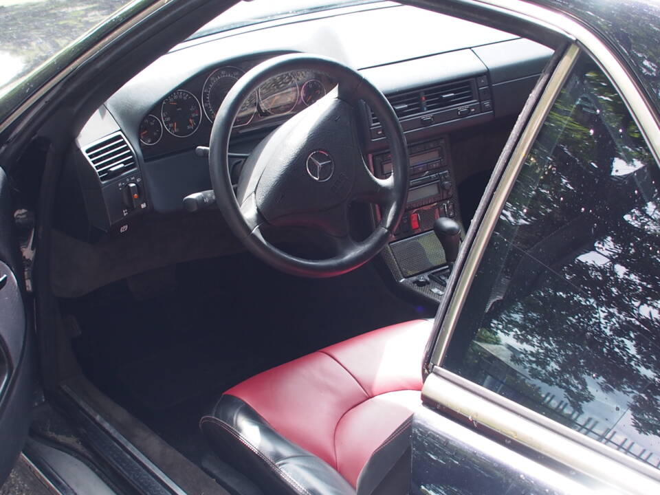 Immagine 7/20 di Mercedes-Benz SL 500 (2000)