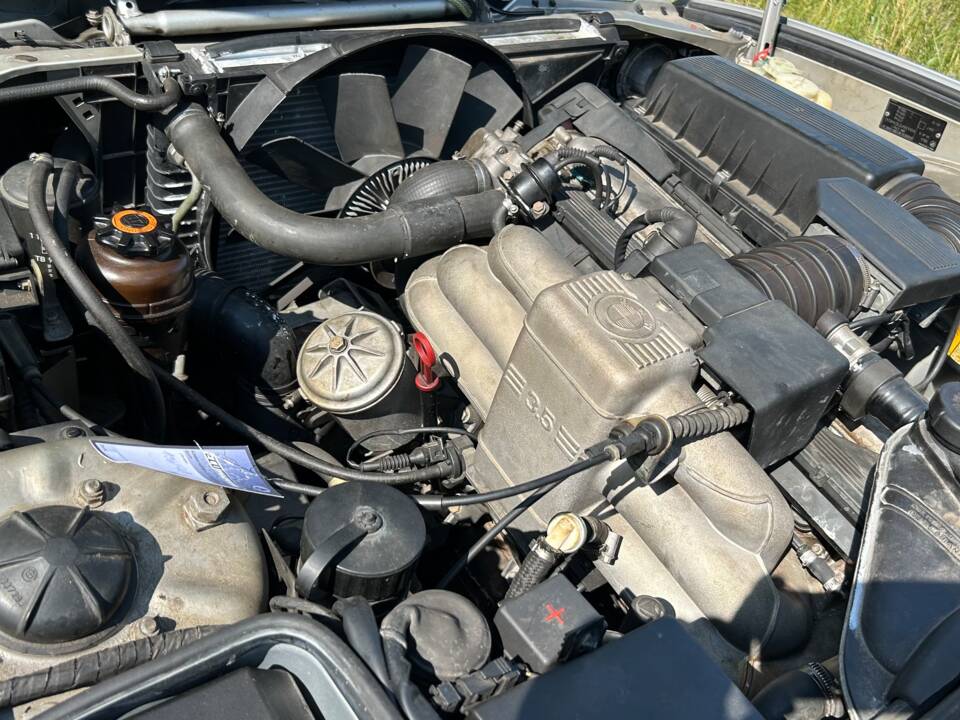 Image 28/33 de BMW 735i (1990)