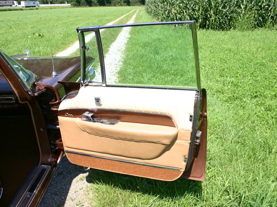 Image 8/20 of Imperial Crown Sedan (1962)